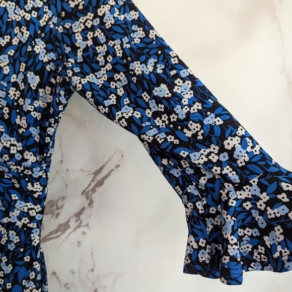 Leota Dress Size Medium Petite Faux Wrap Blue Stretch Floral Bell Sleeve Belted - Picture 9 of 10